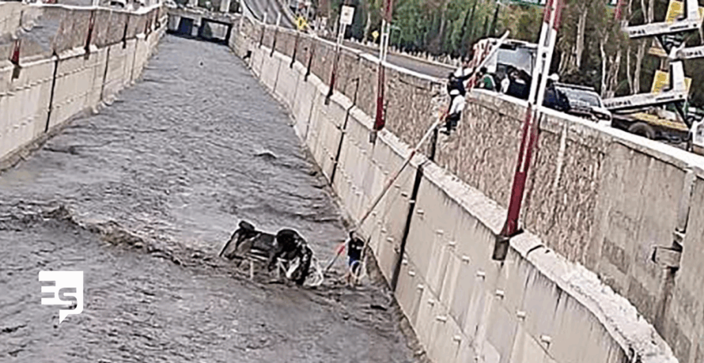 ¡De milagro están vivas! Aguacero encharca bulevar y veloz auto no supera la prueba